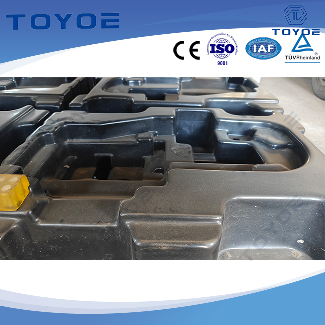 Racks métalliques avec rideaux: idéal pour les pièces automobiles.