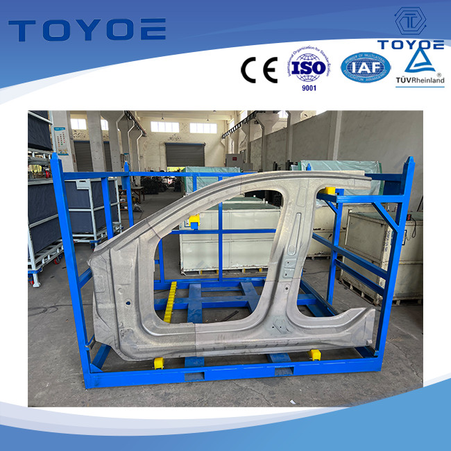 Racks galvanisés avec doublures pour stockage de portes de voiture.