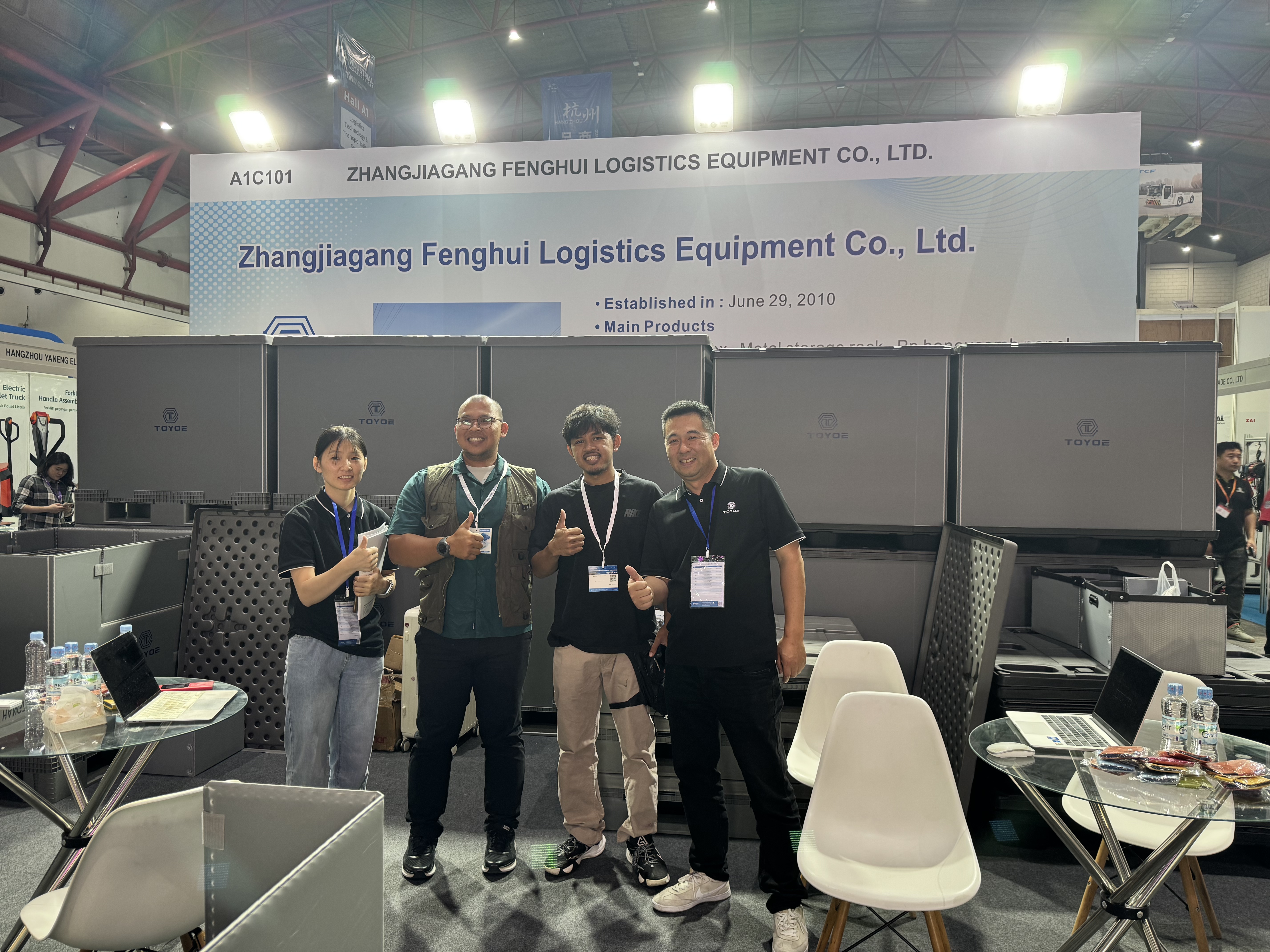 Photo de groupe &agrave; l'exposition