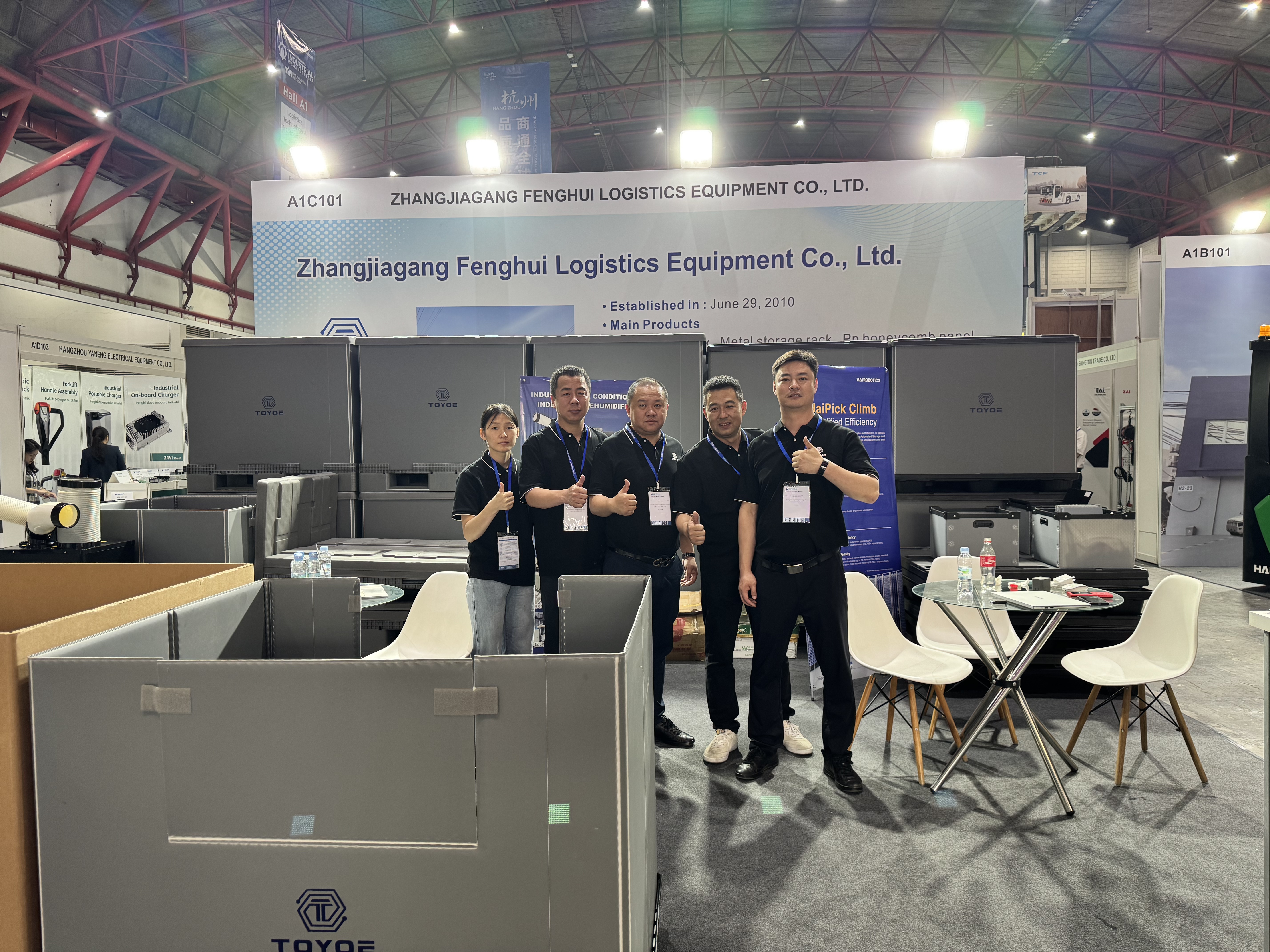 Photo de groupe &agrave; l'exposition