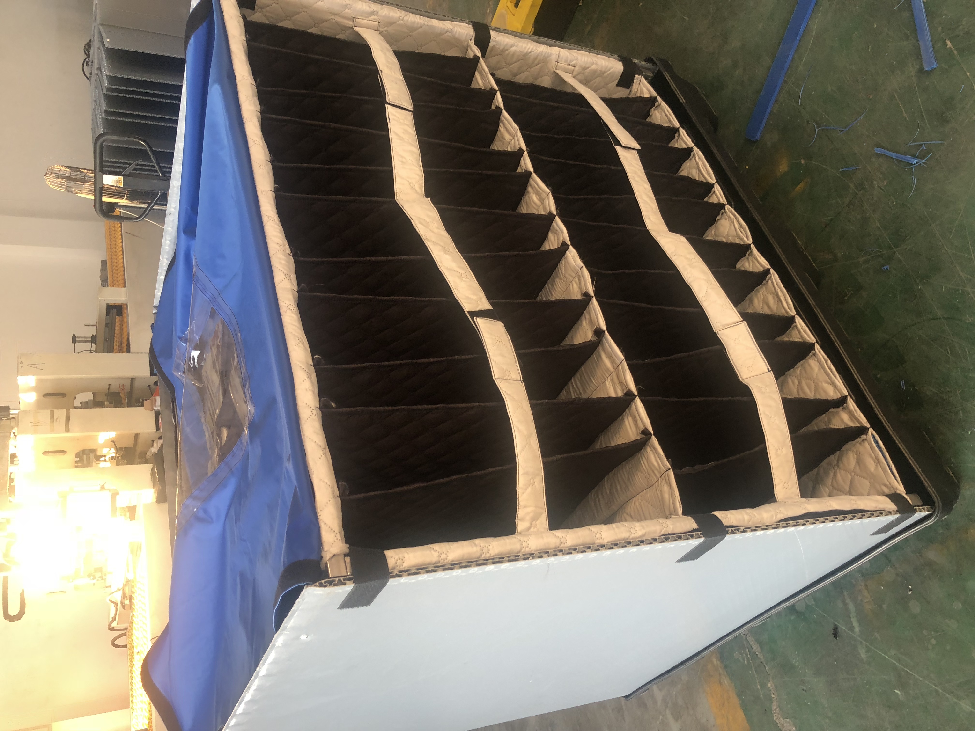 Boîte en coaming personnalisable avec des réductions de volume