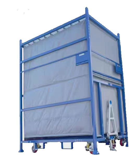Le rack de transport de pièces automobiles comprend des chicanes de tissu pour la protection. 
