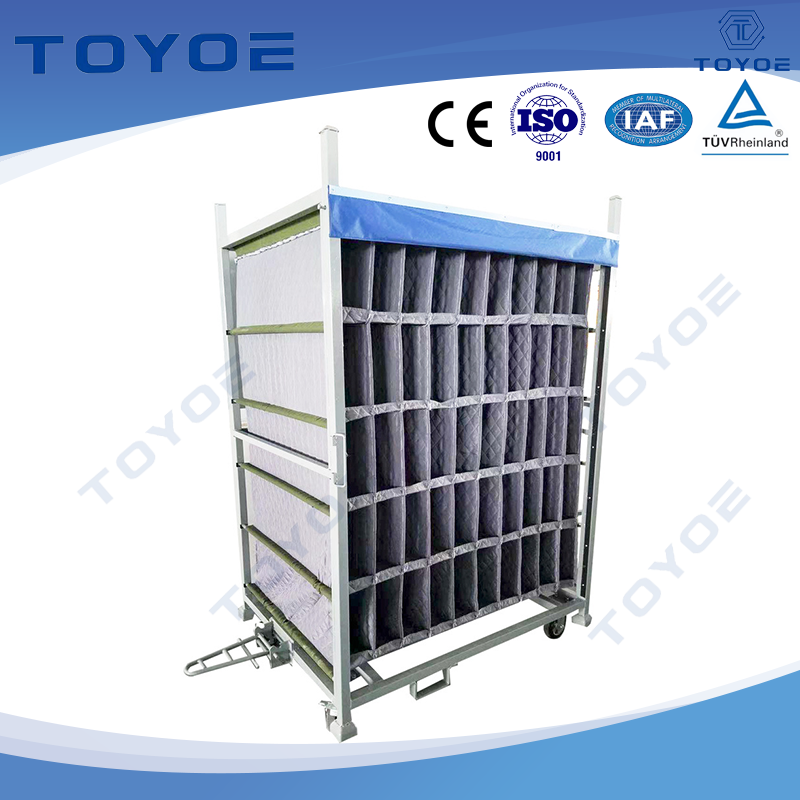 Racks métalliques empilables, avec des rideaux de poussière pour des instruments délicats.