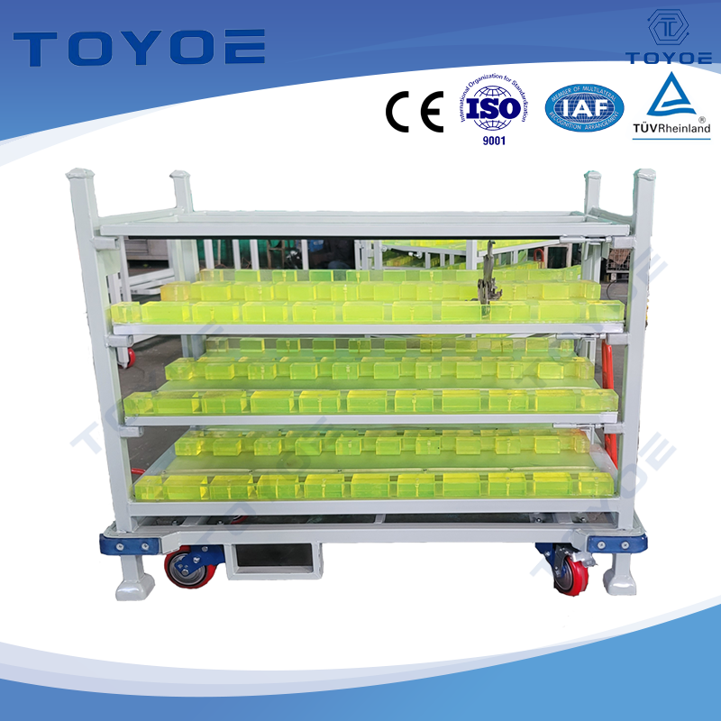 Les racks métalliques présentent des surfaces galvanisées et une doublure en polyuréthane.