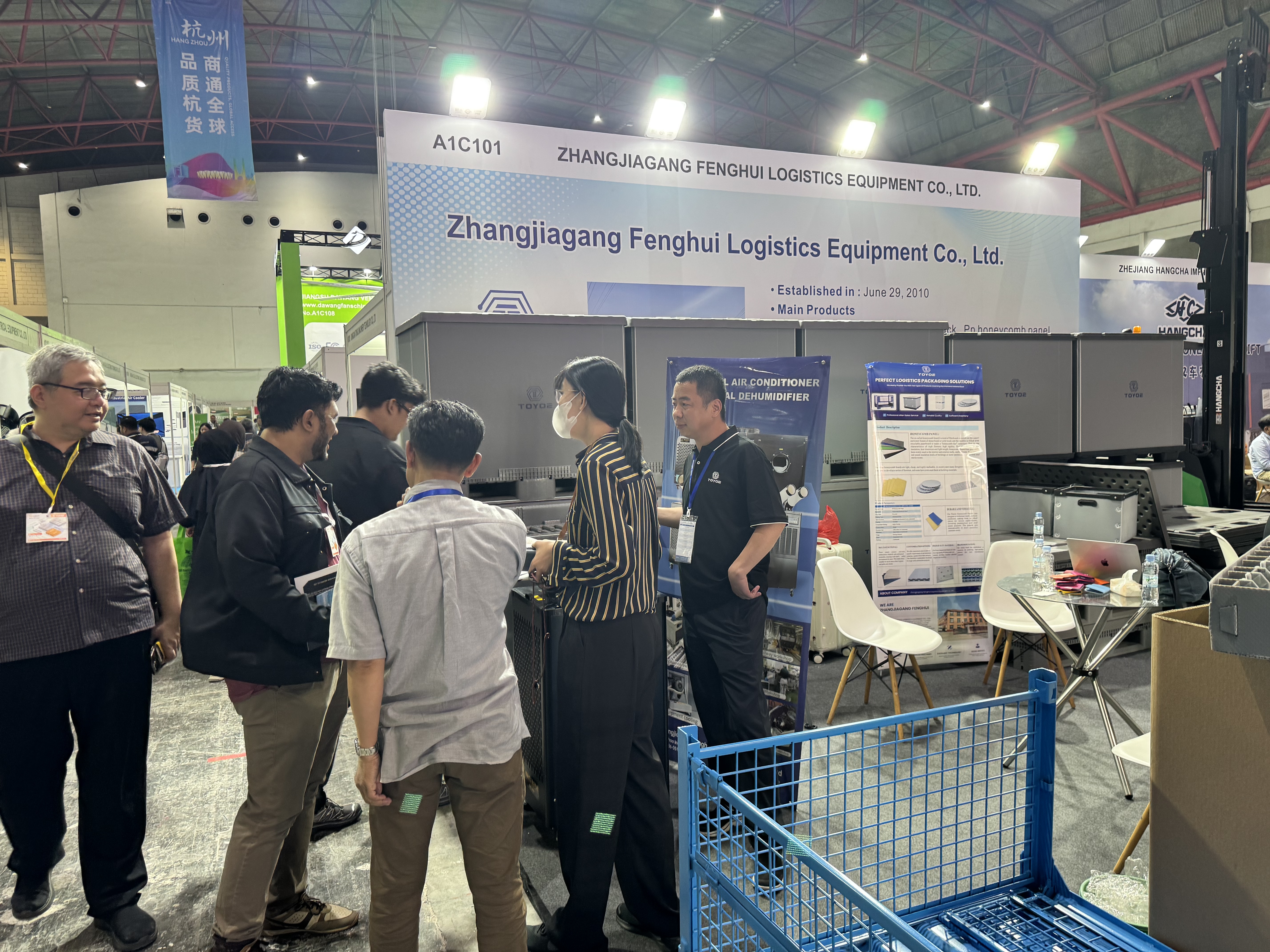 Photo de groupe &agrave; l'exposition