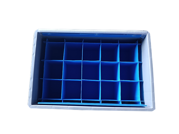 Planche creuse recouverte d'un r&eacute;cipient en plastique