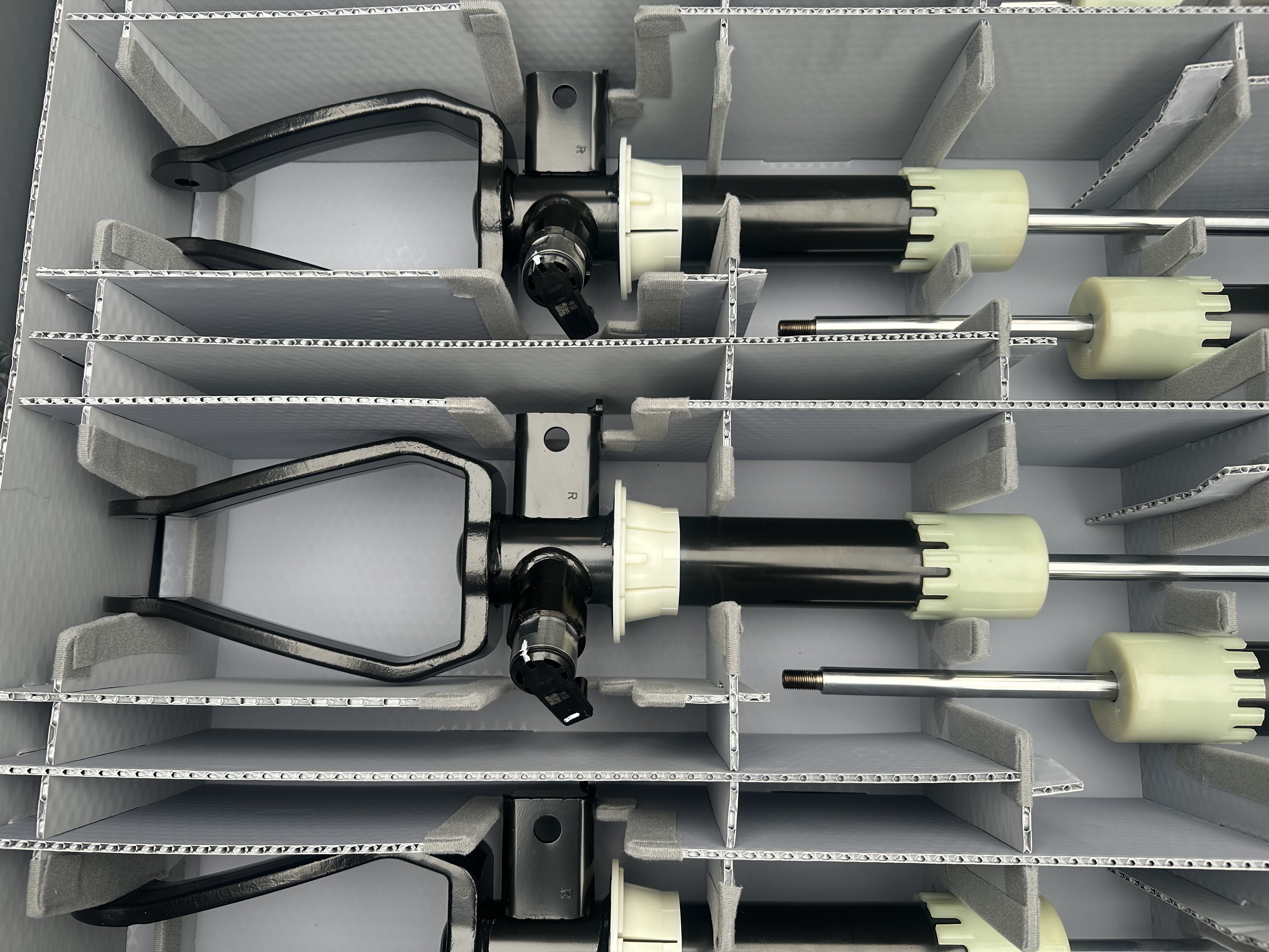 Conteneur en plastique anti-collision - conçu pour le transport de pièces automobiles les plus dures