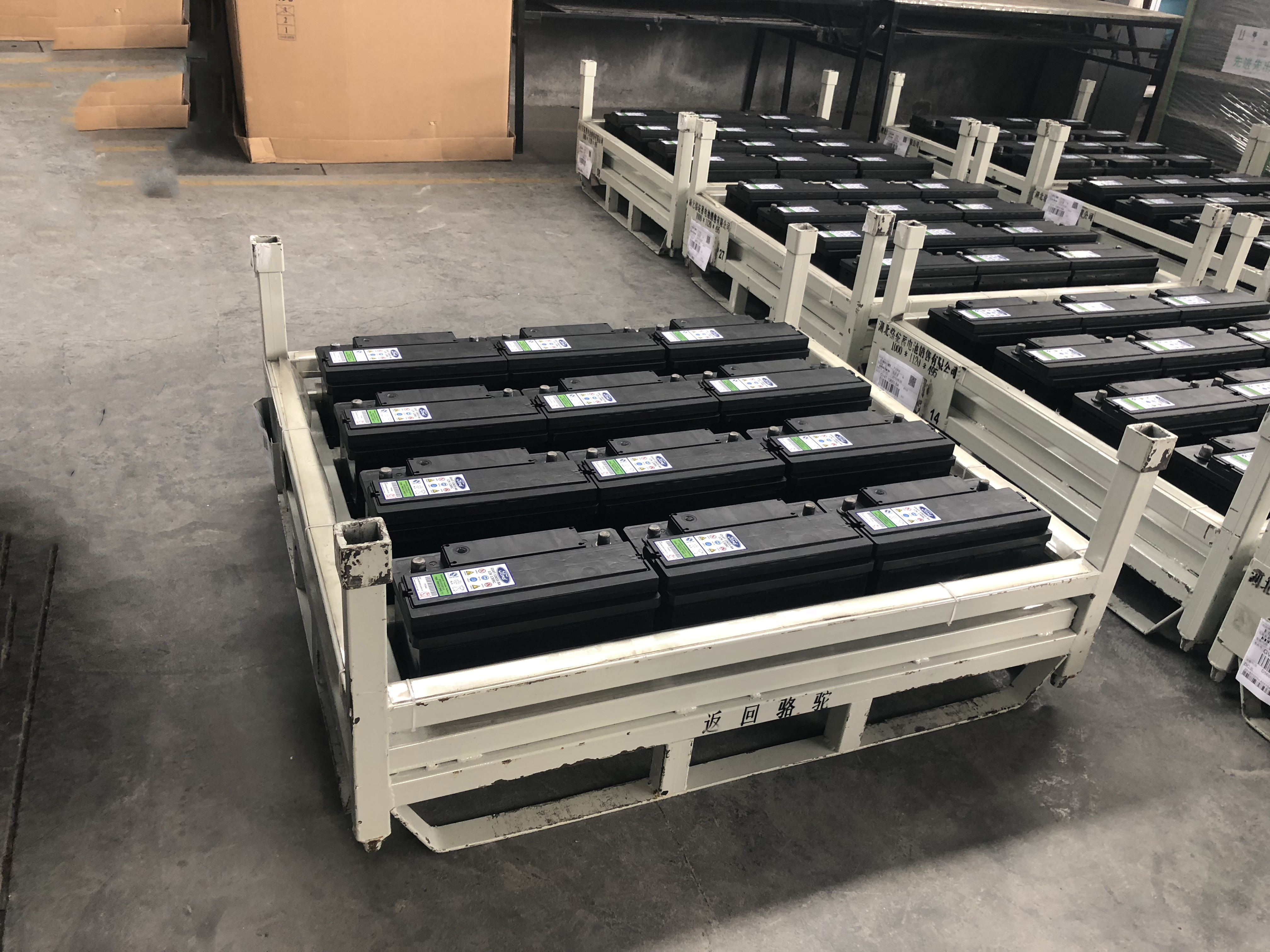 Des supports métalliques empilables et pliables pour les batteries de voiture, parfaits pour l'expédition.
