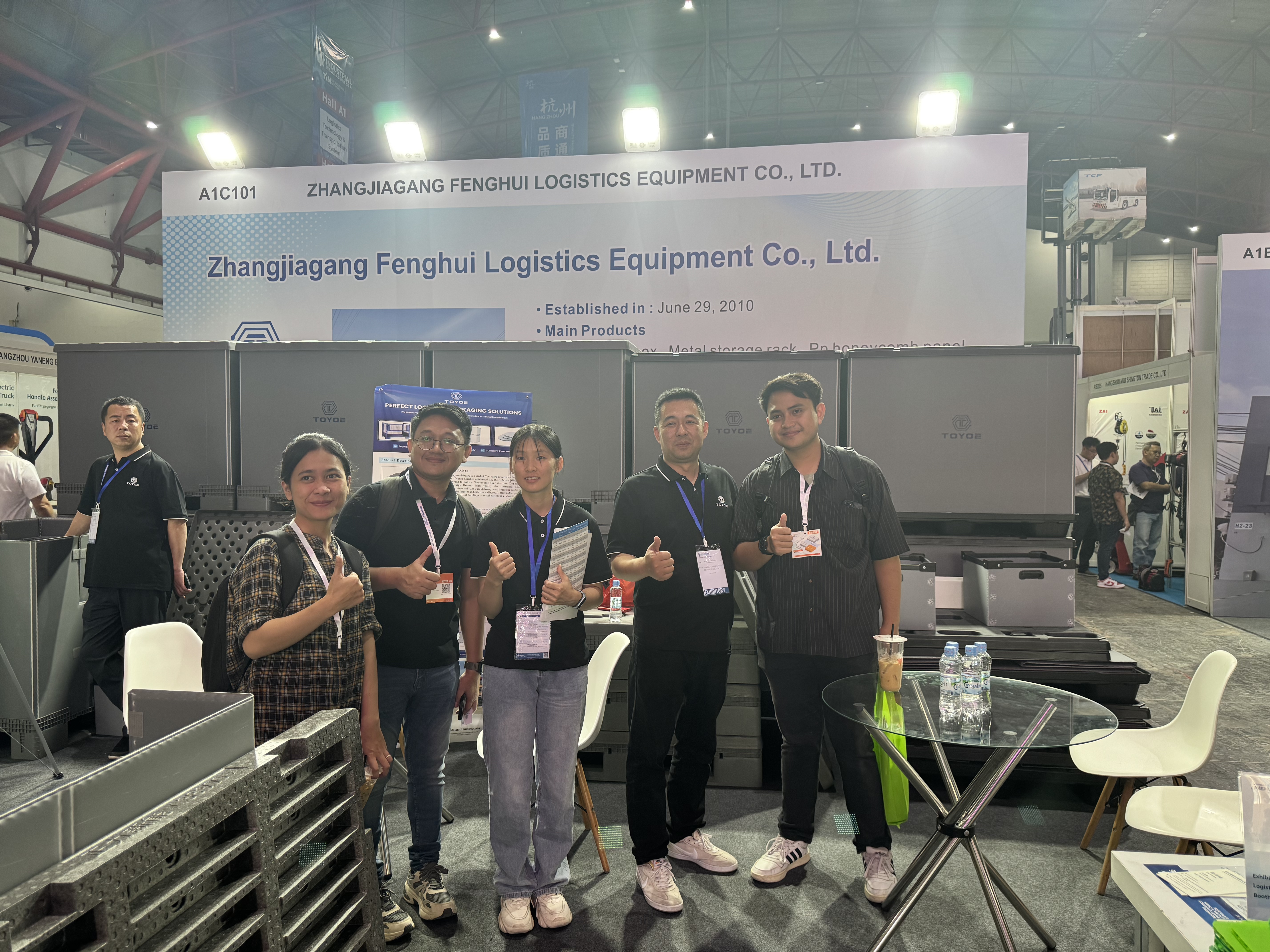 Photo de groupe des visiteurs de l'exposition pour la comm&eacute;moration