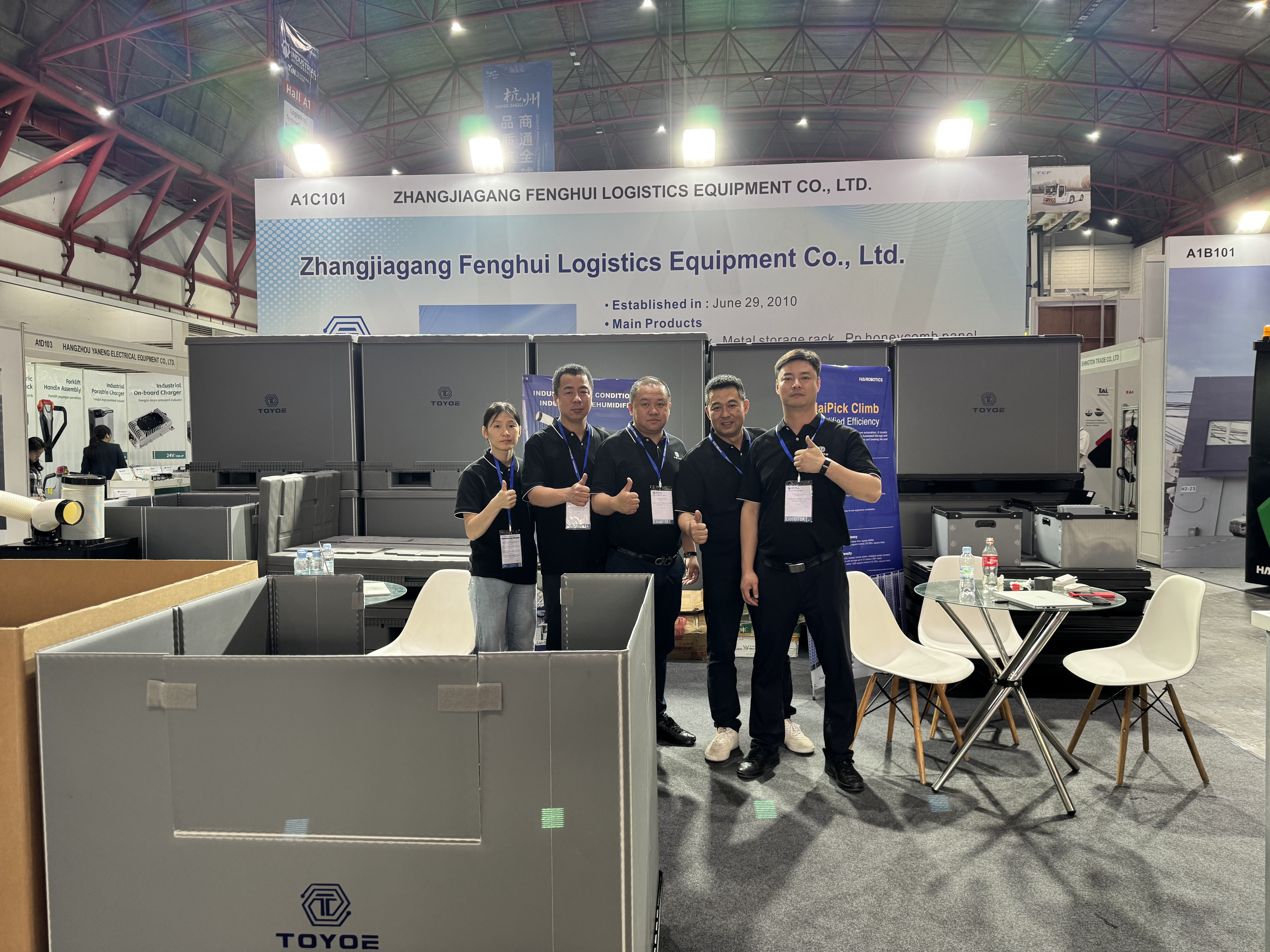 Photo de groupe &agrave; l'exposition