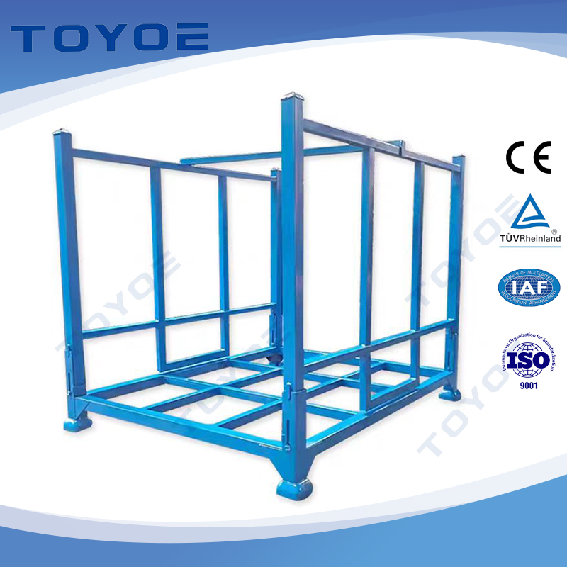 Racks métalliques pliables empilables avec intérieurs rembourrés pour moteurs automobiles.