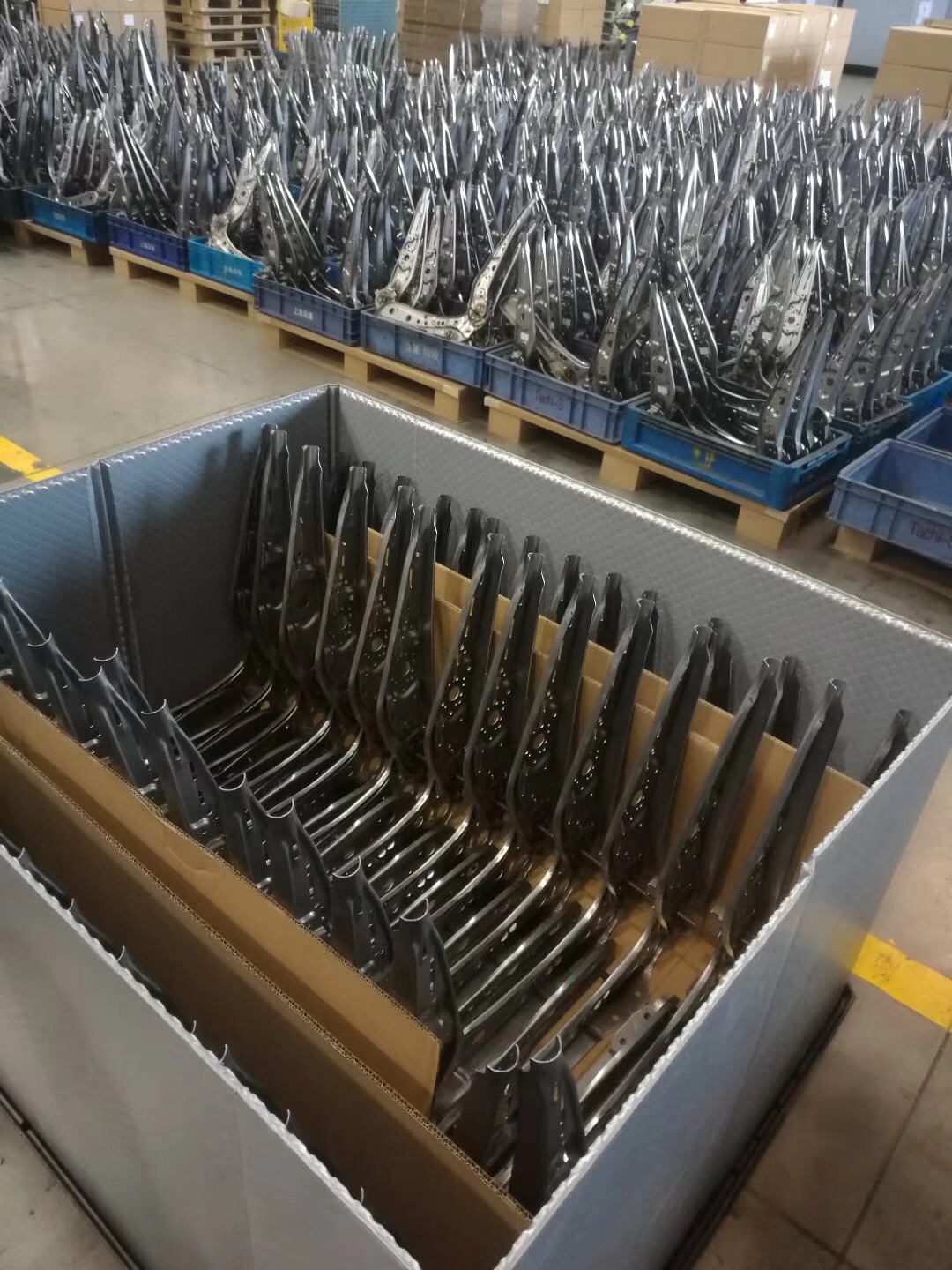 Rénits d'emballage en plastique bleu pour le transport de pièces automobiles