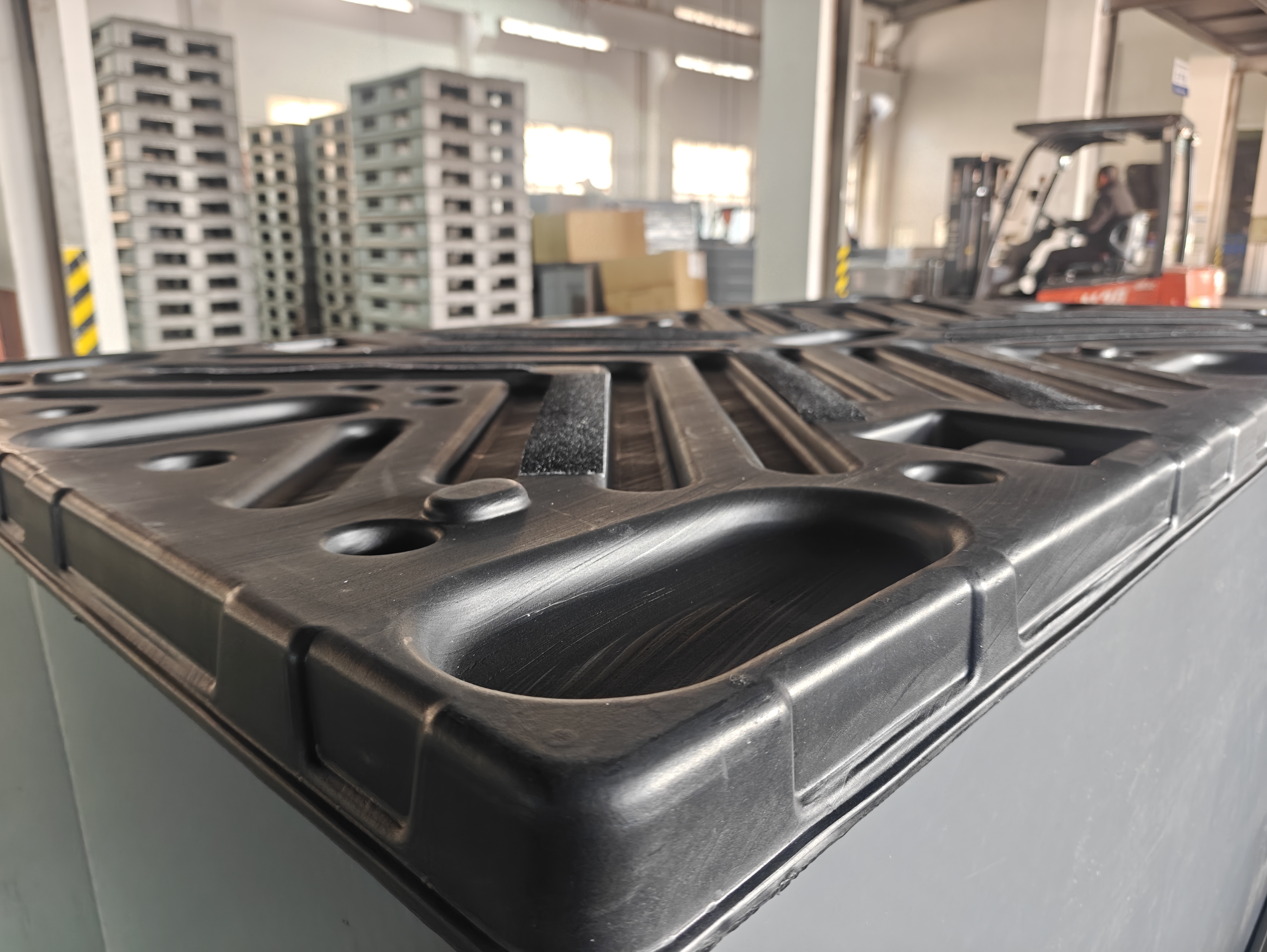Conteneur en plastique anti-collision - conçu pour le transport de pièces automobiles les plus dures