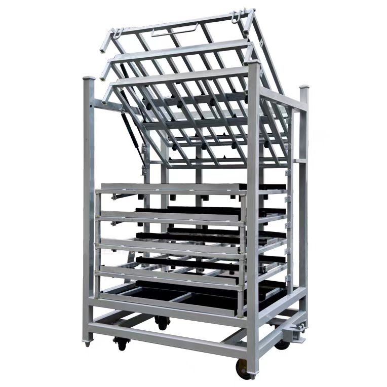 Le rack de transport de pièces automobiles comprend des chicanes de tissu pour la protection. 