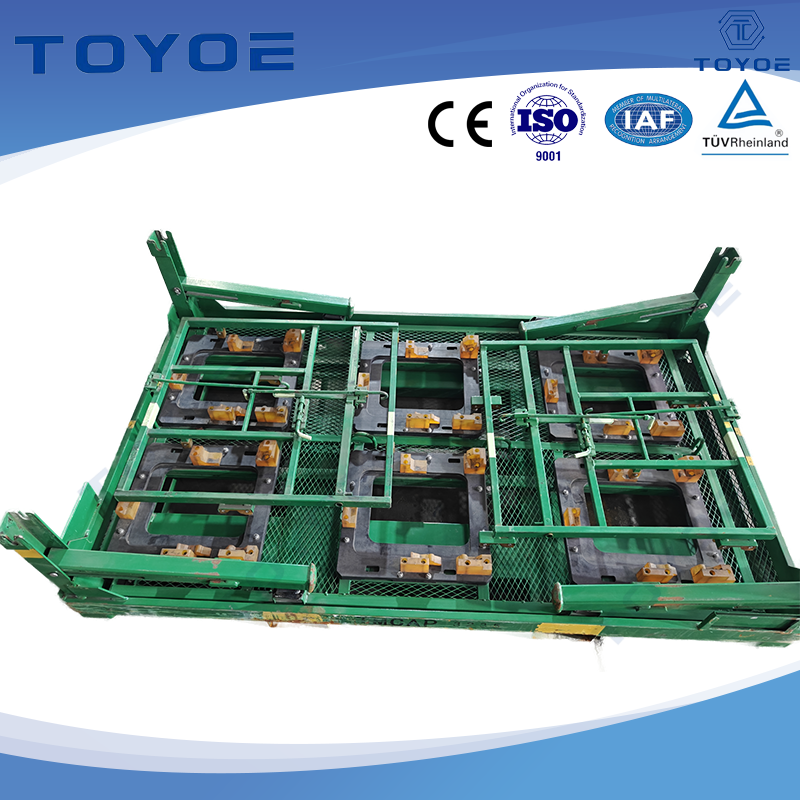 Le bas du rack de matériaux lourds a des palettes pour le fonctionnement du chariot élévateur.