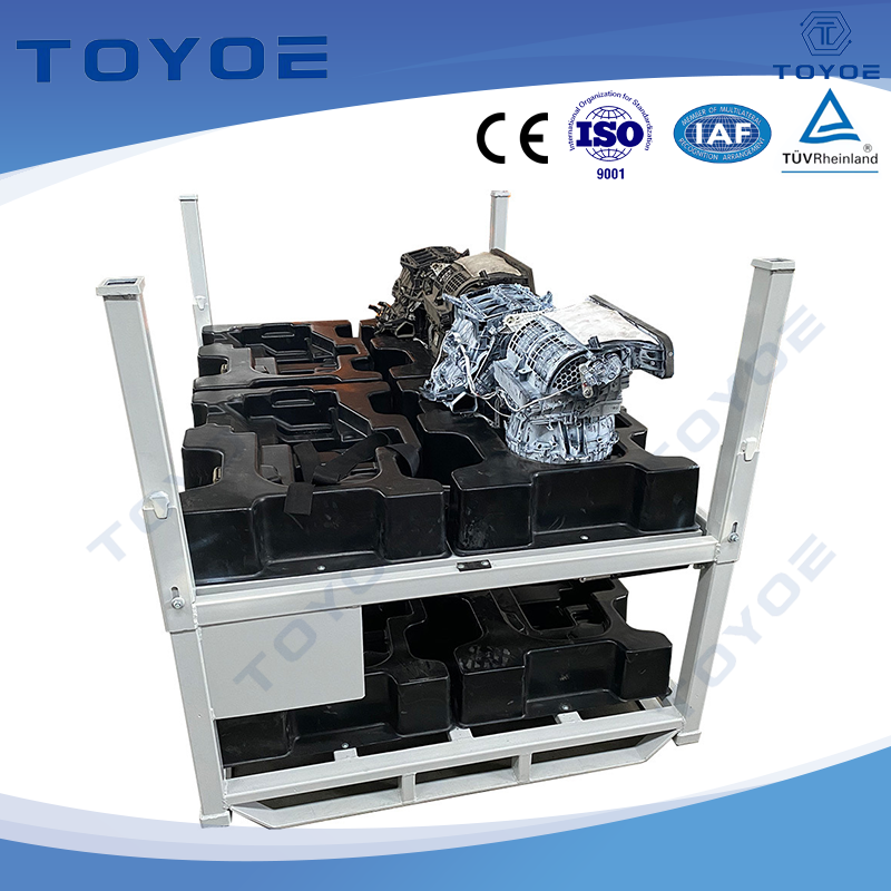 L'emballage à rack en métal assure un transport sûr de diverses pièces automobiles.