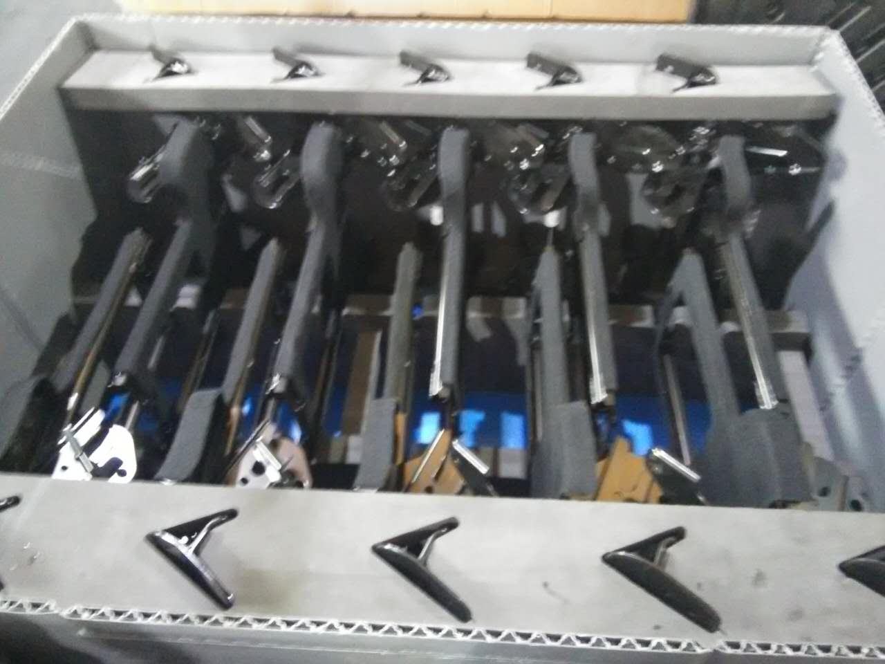 Bo&icirc;te de rangement en plastique pour pi&egrave;ces automobiles