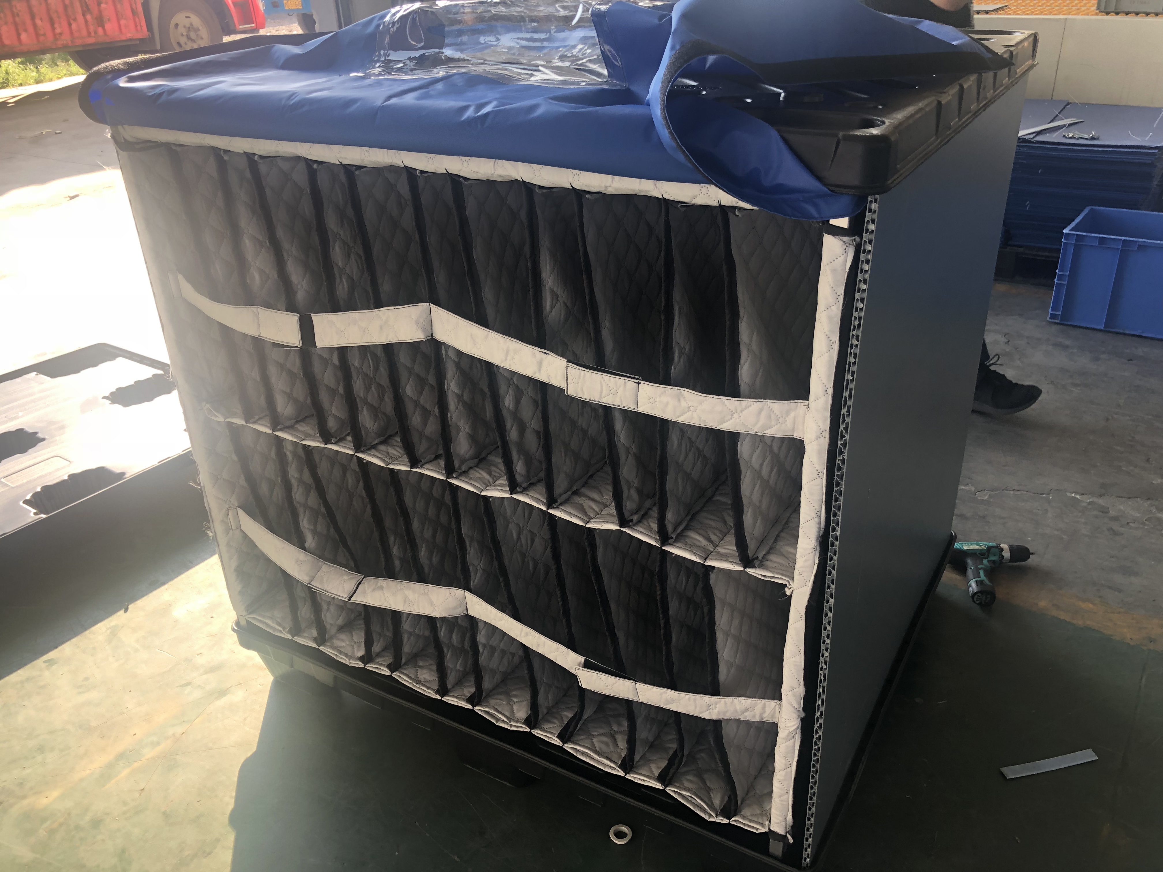 Tote industriel RapidDeploy - Configuration 15S avec panneaux codés en couleur