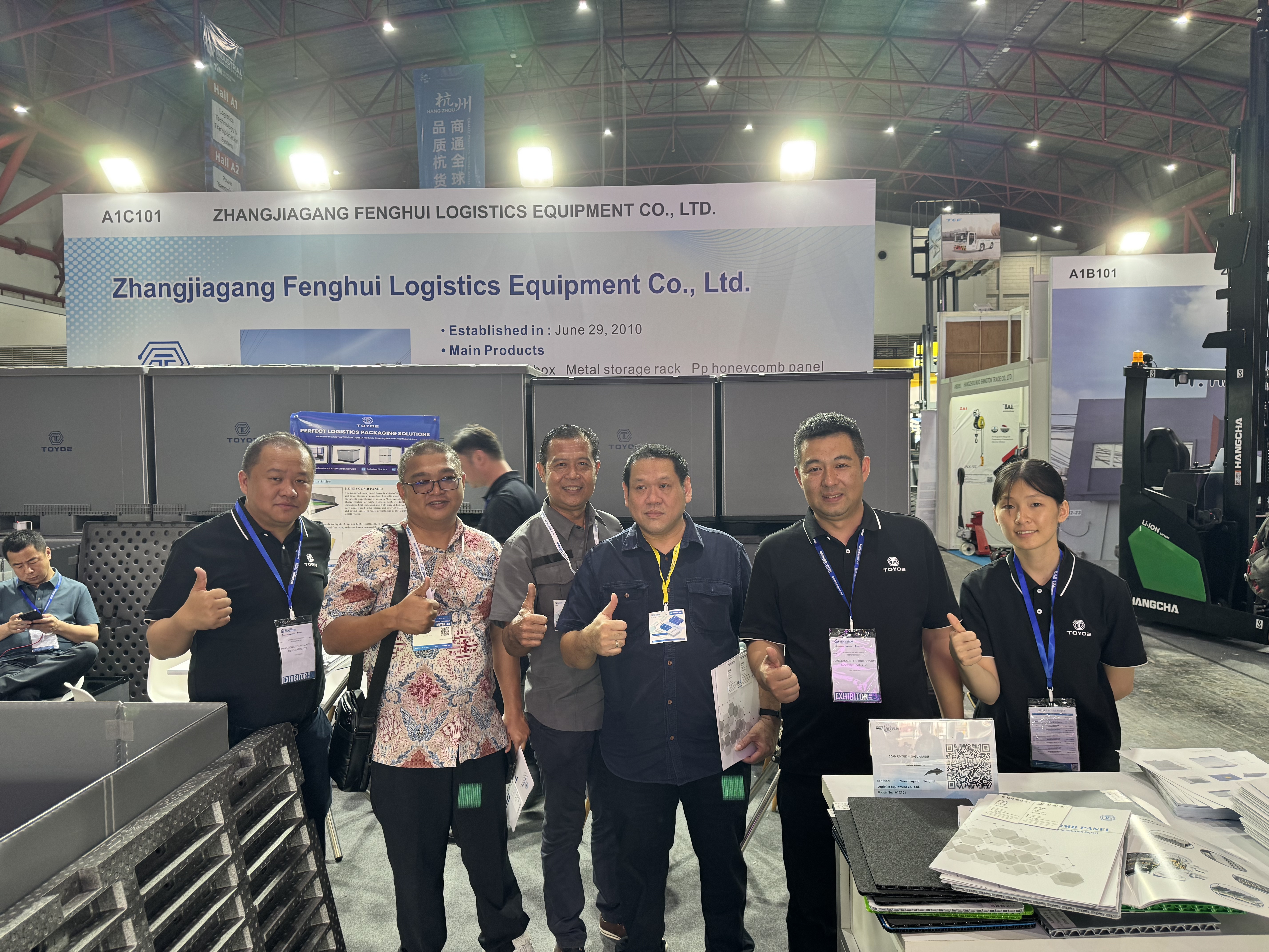 Photo de groupe &agrave; l'exposition