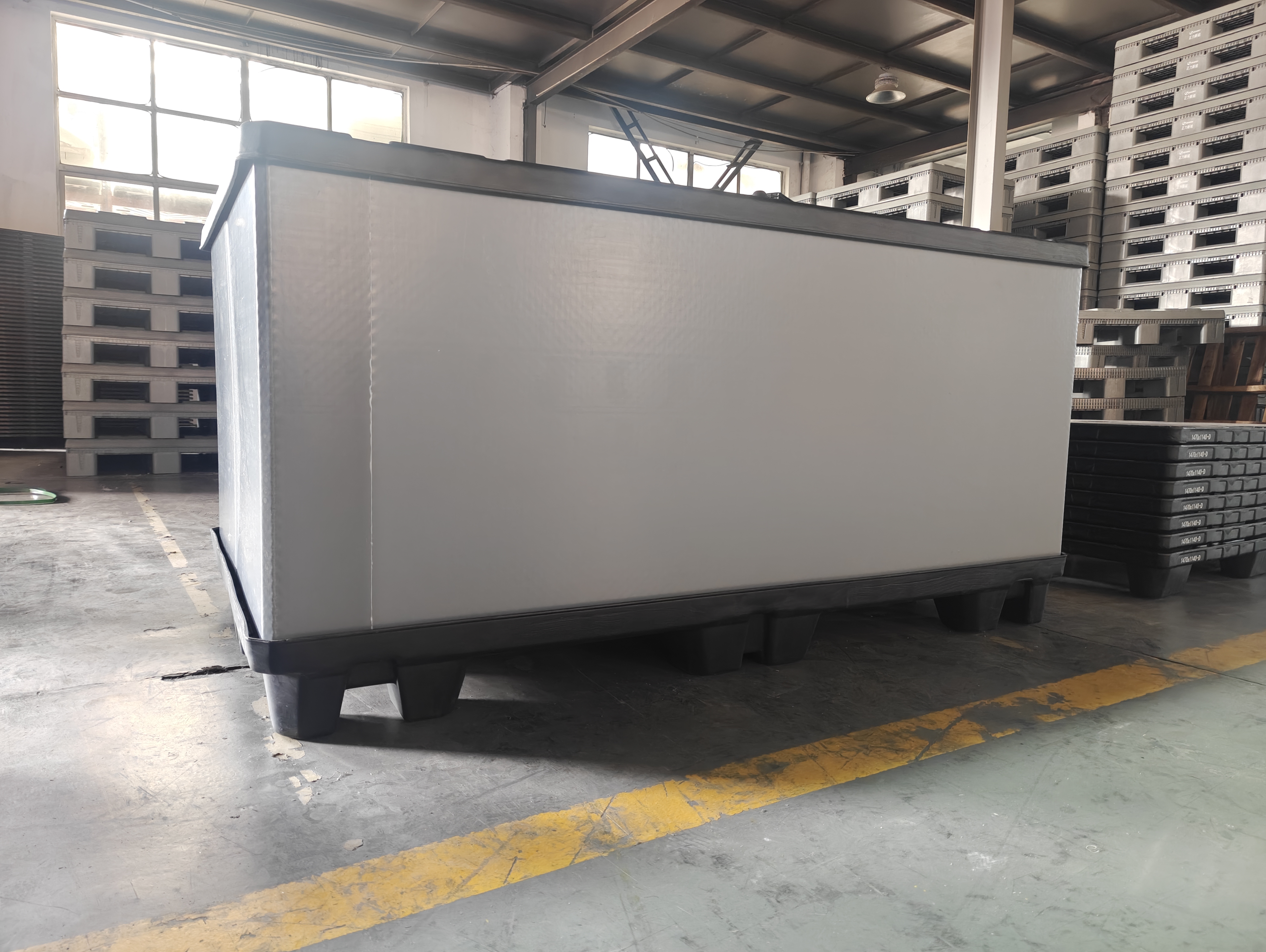 Conteneur en plastique anti-collision - conçu pour le transport de pièces automobiles les plus dures