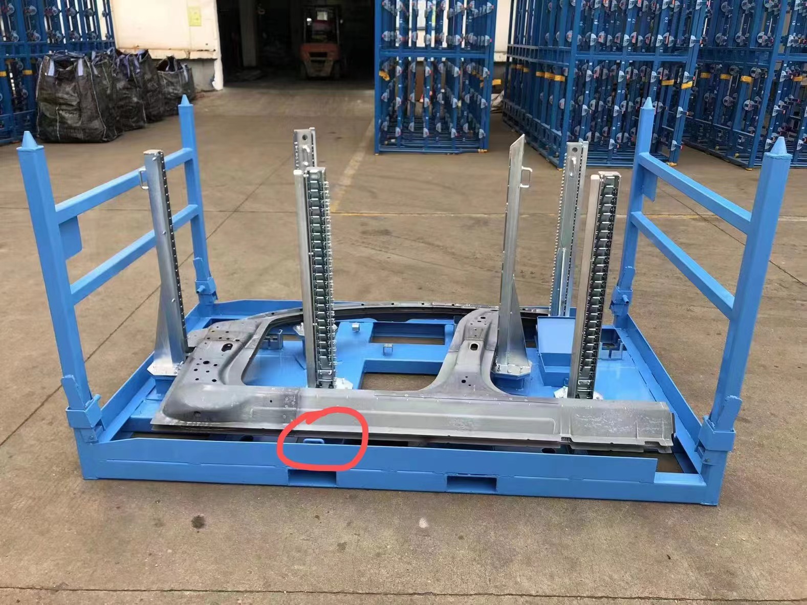 Le rack de transport de pièces automobiles comprend des chicanes de tissu pour la protection. 