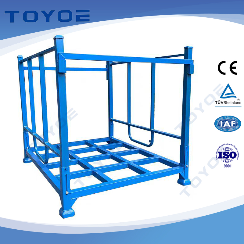 Racks métalliques pliables empilables avec intérieurs rembourrés pour moteurs automobiles.