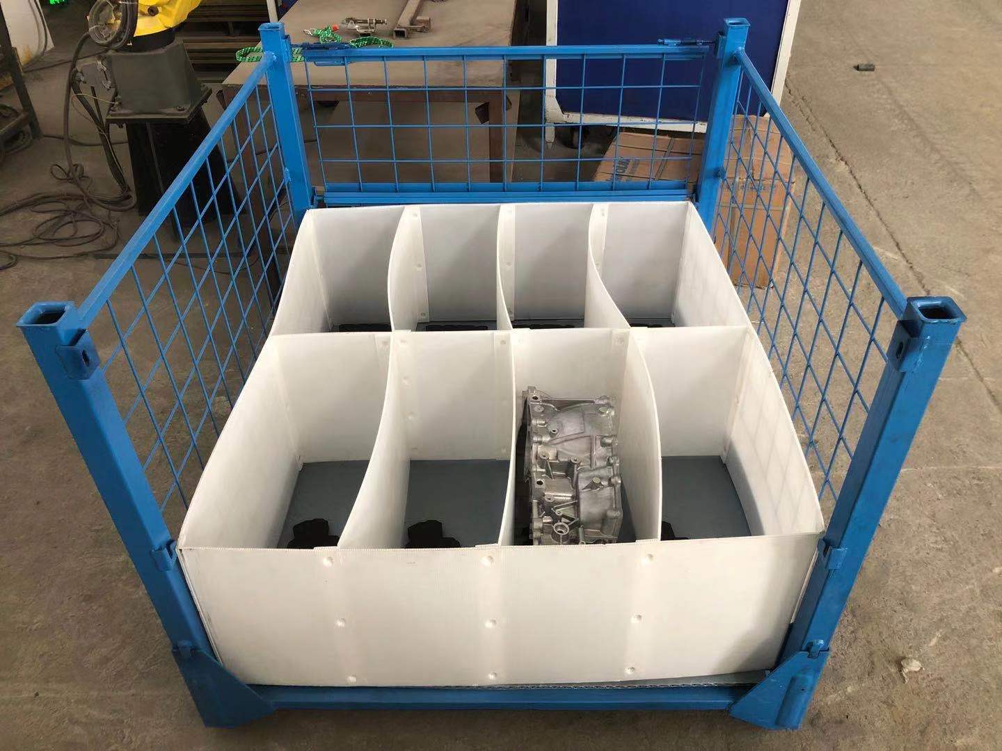 Doublure int&eacute;rieure en mousse de la bo&icirc;te en treillis de fer