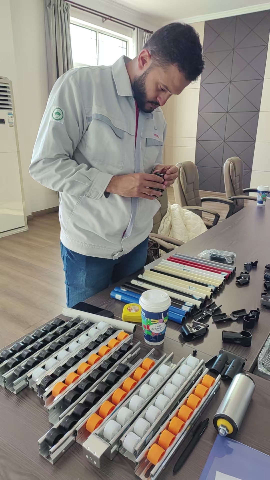 Le client inspecte les pi&egrave;ces de l'&eacute;quipement d'emballage