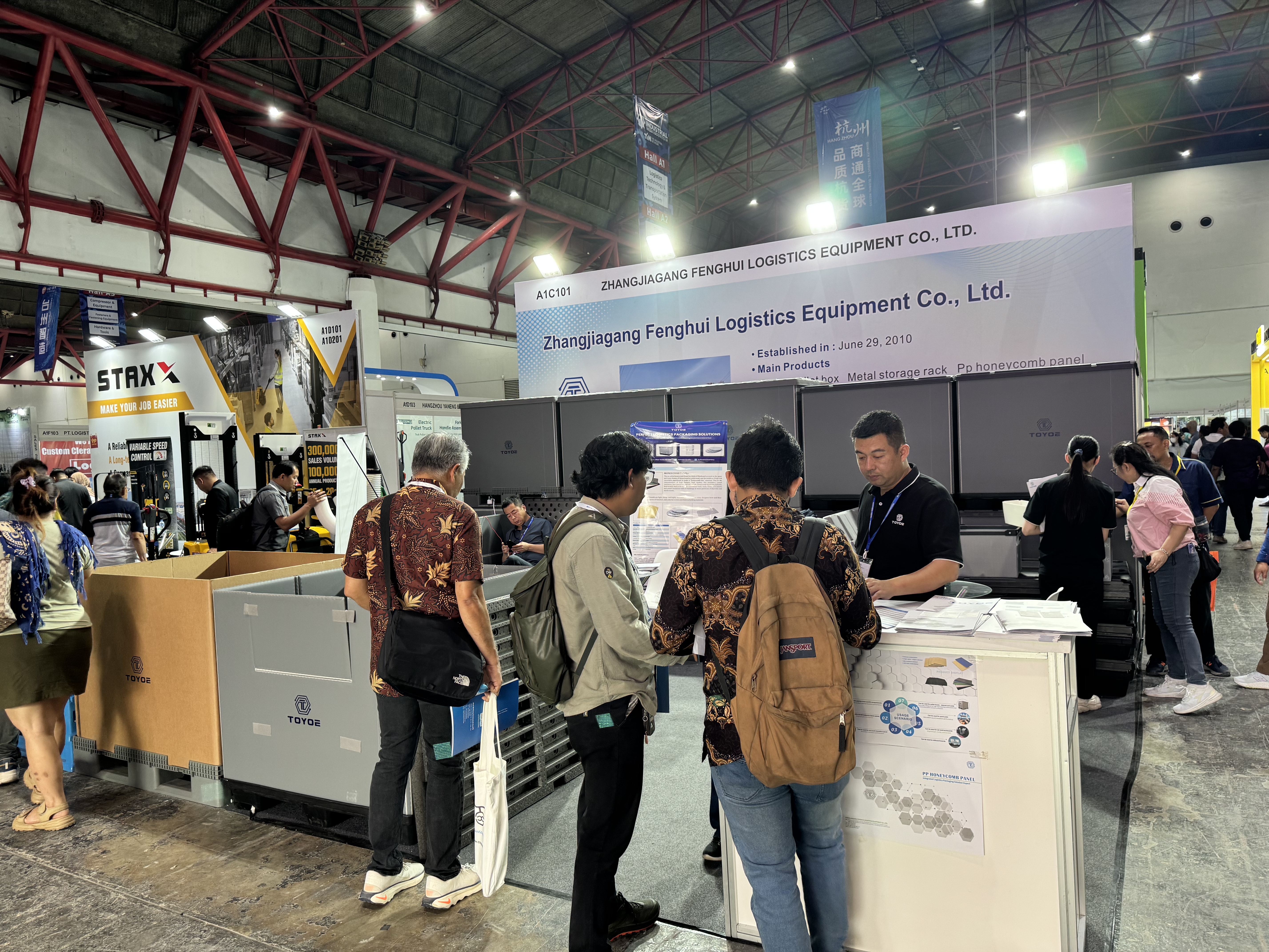 Photo de groupe &agrave; l'exposition