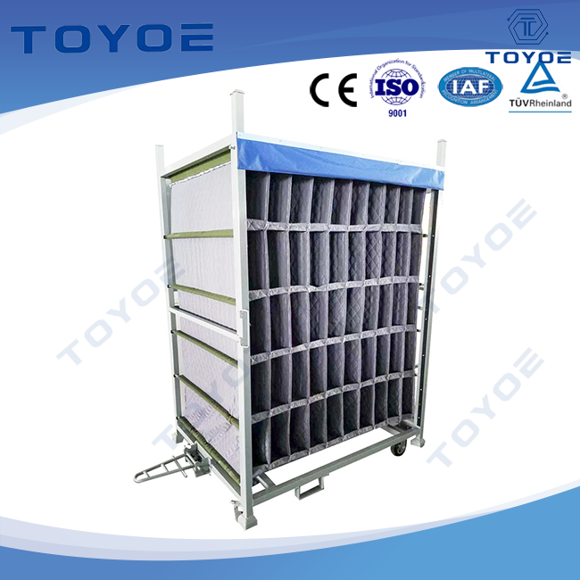 Le rack de transport de pièces automobiles comprend des chicanes de tissu pour la protection. 