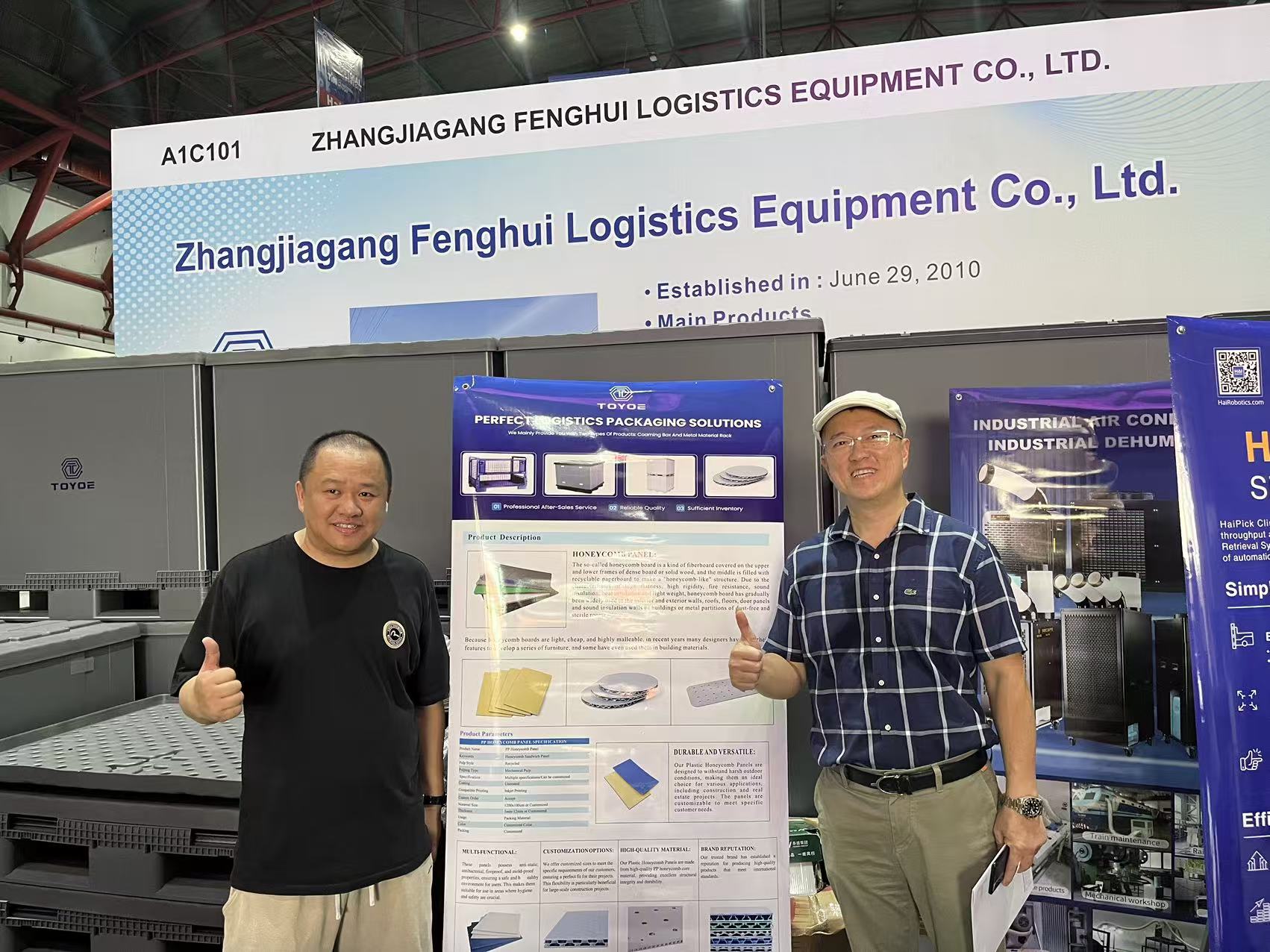 Photo de groupe &agrave; l'exposition