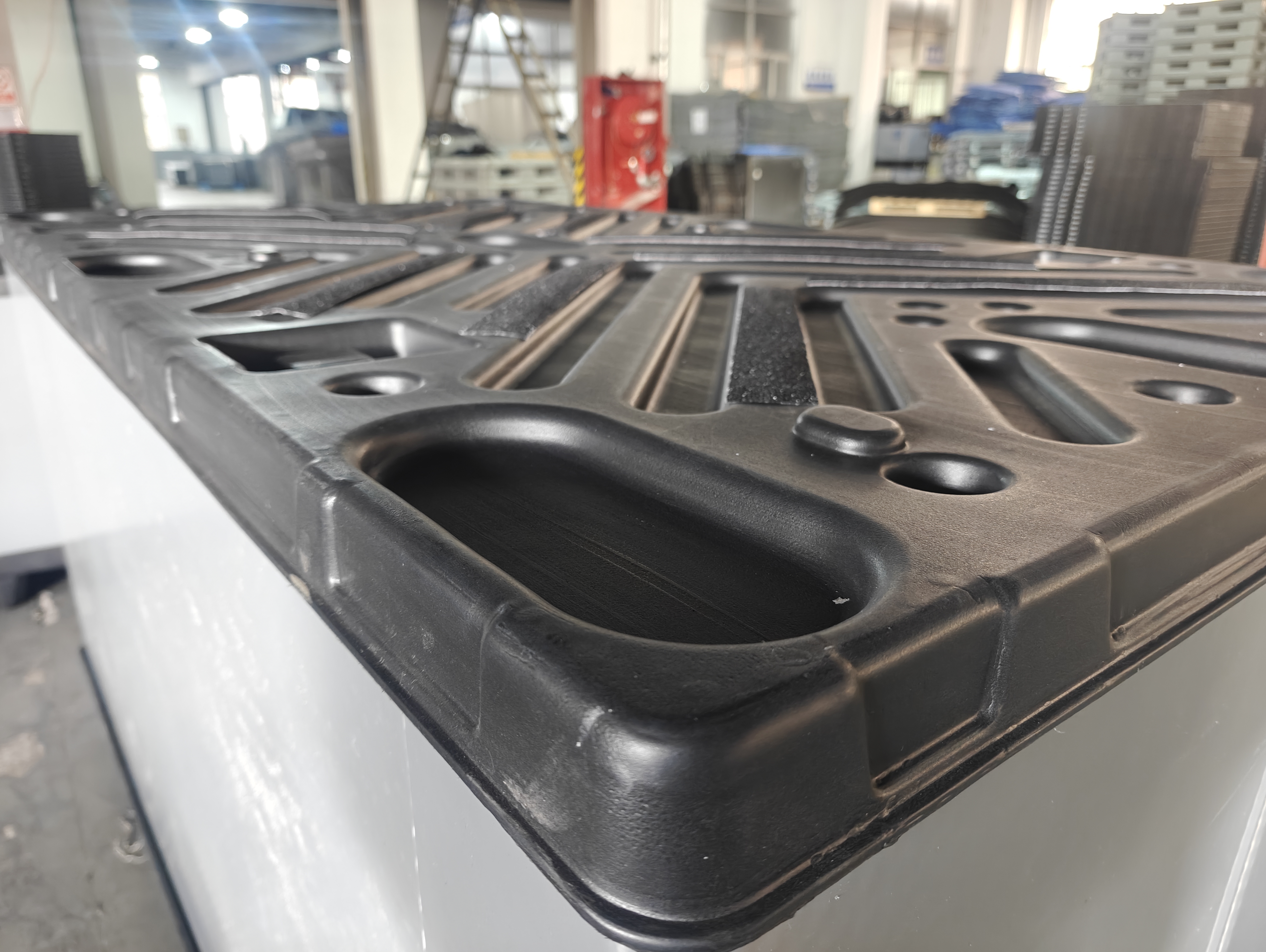 Conteneur en plastique anti-collision - conçu pour le transport de pièces automobiles les plus dures
