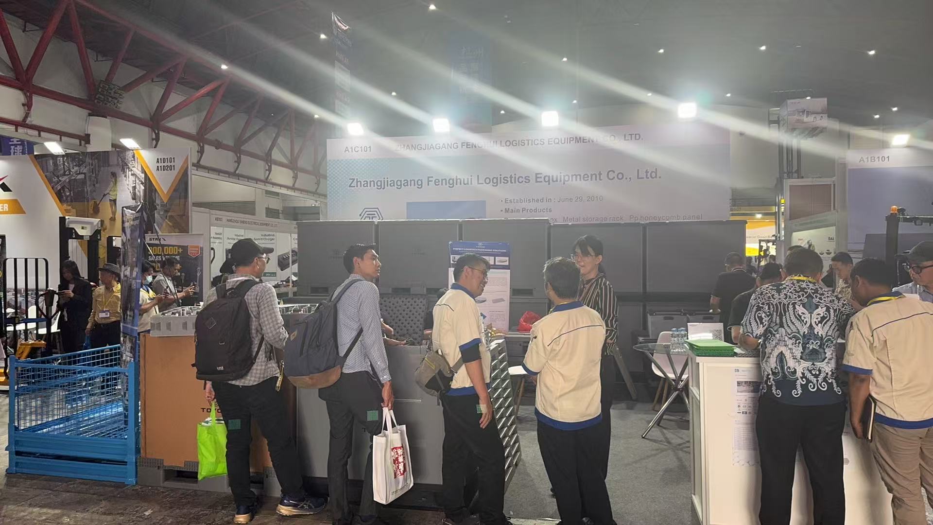 Photo de groupe des clients de l'exposition