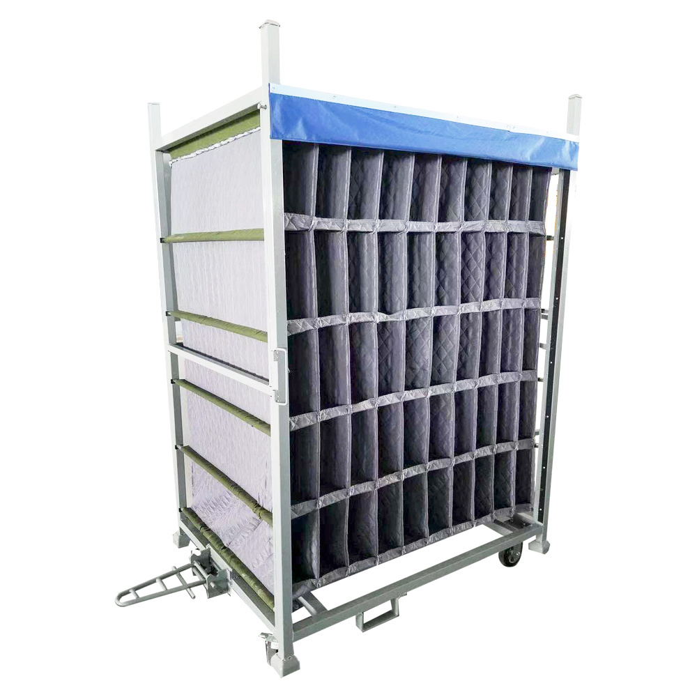 Le rack de transport de pièces automobiles comprend des chicanes de tissu pour la protection. 